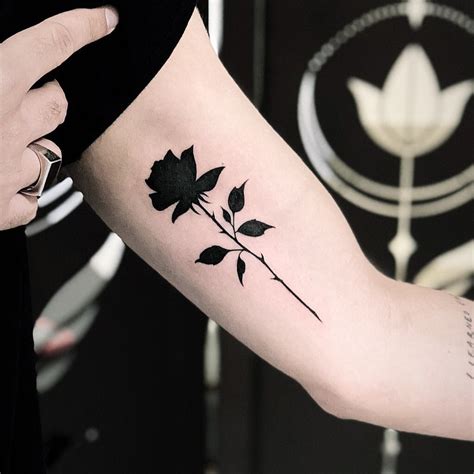 rosa negra tatoo|10 ideas de Tatuajes Rosas negras